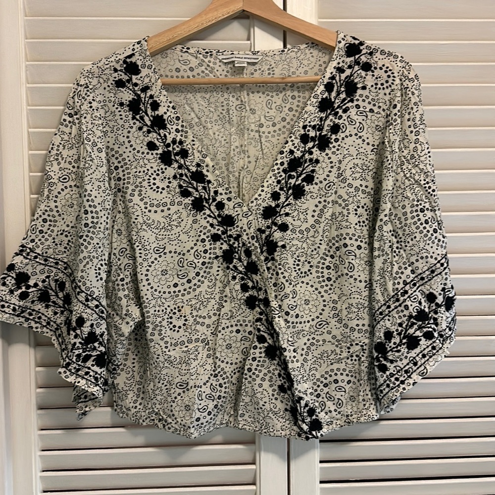 American eagle medium black and white top